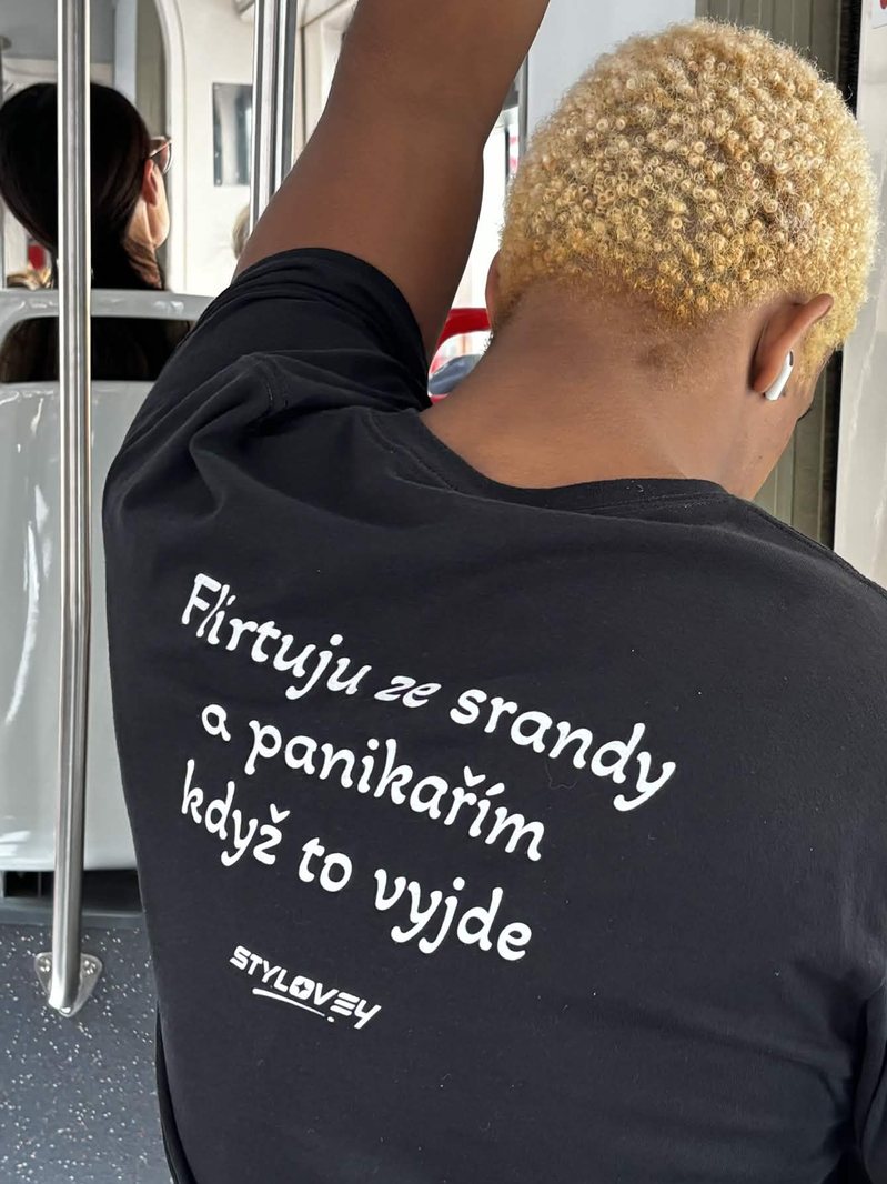 Trika STYLOVEY na lidech v ulicích Prahy