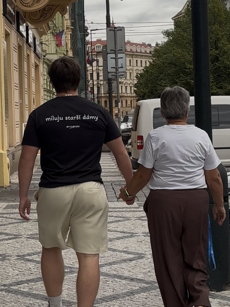 Trika STYLOVEY na lidech v ulicích Prahy