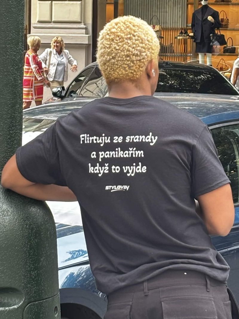 Trika STYLOVEY na lidech v ulicích Prahy